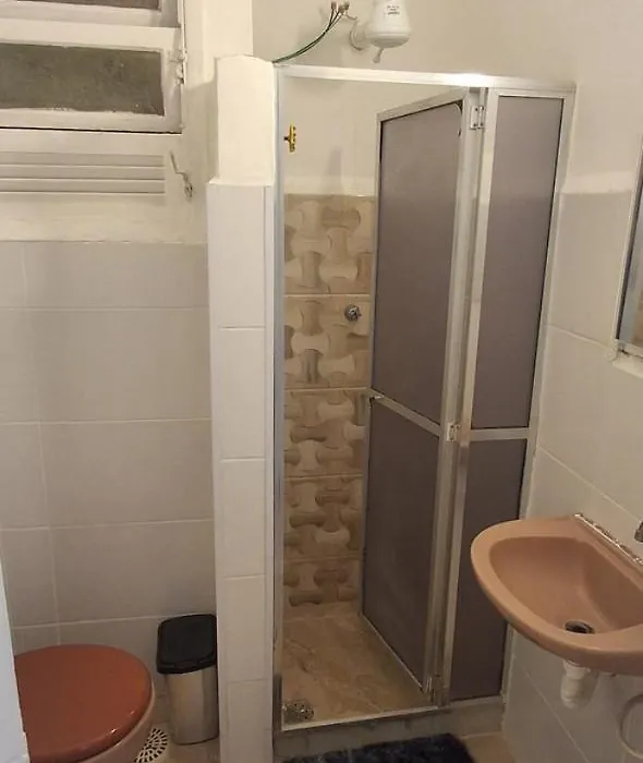 Seja Bem vindo ao seu refugio urbano na quadra da praia projetado para quem não abre mão de conforto e nosso studio une uma localização imbatível perfeito para casais em férias família e amigos que precisam de um ambiente funcional e inspirador-1