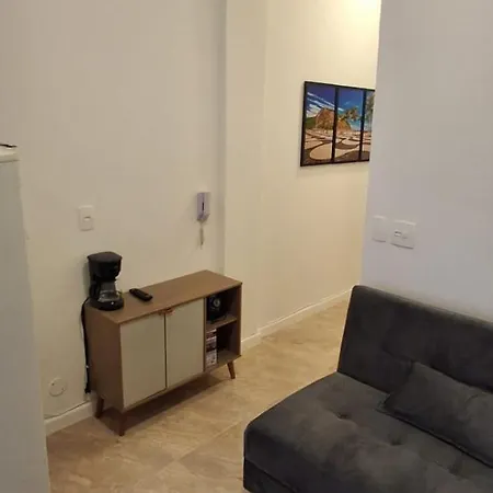 Seja Bem vindo ao seu refugio urbano na quadra da praia projetado para quem não abre mão de conforto e nosso studio une uma localização imbatível perfeito para casais em férias família e amigos que precisam de um ambiente funcional e inspirador-3