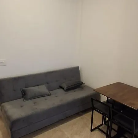Seja Bem vindo ao seu refugio urbano na quadra da praia projetado para quem não abre mão de conforto e nosso studio une uma localização imbatível perfeito para casais em férias família e amigos que precisam de um ambiente funcional e inspirador-2